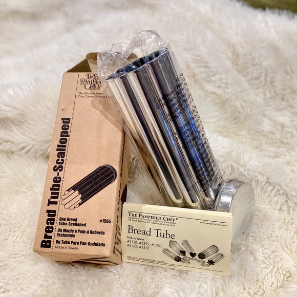 AP11-New in Box Pampered Chef Scalloped Bread Tube - Picture 1 of 4